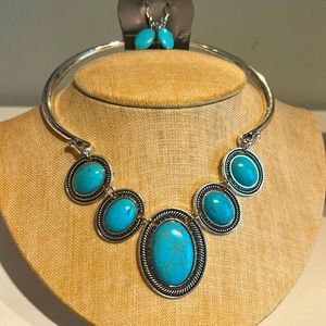 Crackled stone adjustable chocker with matching earrings New with Tag